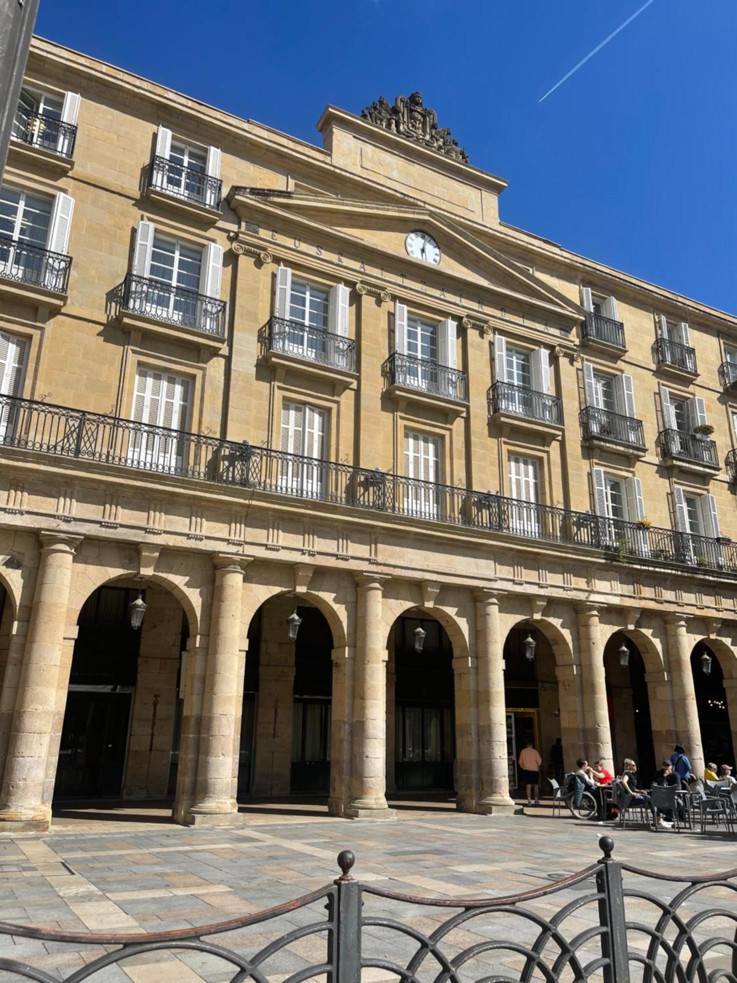 Lauramer Plaza Nueva Бильбао Экстерьер фото
